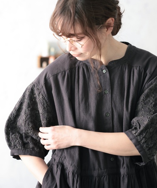 soulberry(ソウルベリー)の「袖にアイレット刺繍のワンピース(ワンピース・レディース・チャコールグレー・M/L/LL/3L/4L/5L)」の1枚目の写真