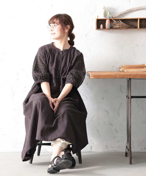 soulberry(ソウルベリー)の「袖にアイレット刺繍のワンピース(ワンピース・レディース・チャコールグレー・M/L/LL/3L/4L/5L)」の6枚目の写真