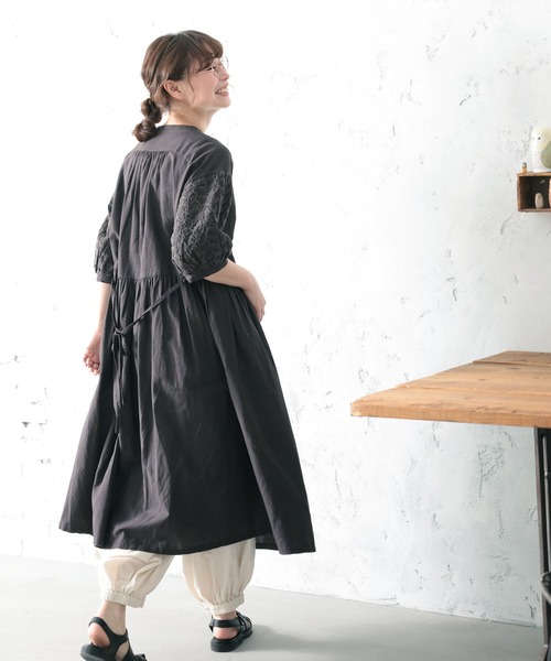 soulberry(ソウルベリー)の「袖にアイレット刺繍のワンピース(ワンピース・レディース・チャコールグレー・M/L/LL/3L/4L/5L)」の5枚目の写真