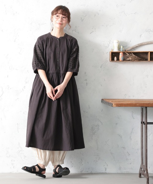 soulberry(ソウルベリー)の「袖にアイレット刺繍のワンピース(ワンピース・レディース・チャコールグレー・M/L/LL/3L/4L/5L)」の3枚目の写真