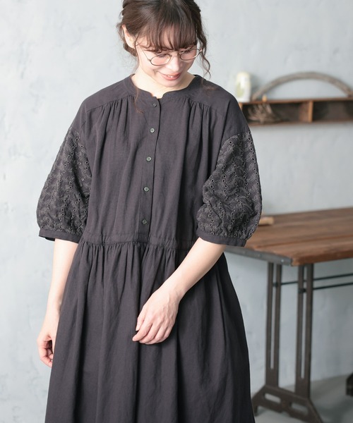 soulberry(ソウルベリー)の「袖にアイレット刺繍のワンピース(ワンピース・レディース・チャコールグレー・M/L/LL/3L/4L/5L)」の2枚目の写真