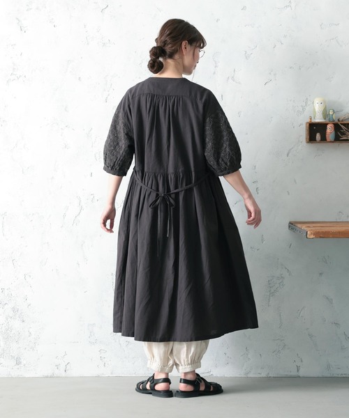soulberry(ソウルベリー)の「袖にアイレット刺繍のワンピース(ワンピース・レディース・チャコールグレー・M/L/LL/3L/4L/5L)」の7枚目の写真