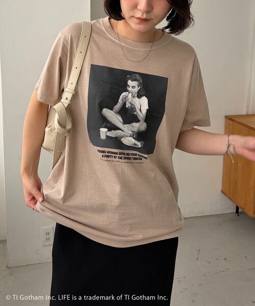 CAPRICIEUX LE'MAGE(カプリシューレマージュ)の「〈GOOD ROCK SPEED〉EATING PHOTO Tシャツ(Tシャツ/カットソー・レディース・ライトベージュ・FREE)」の2枚目の写真
