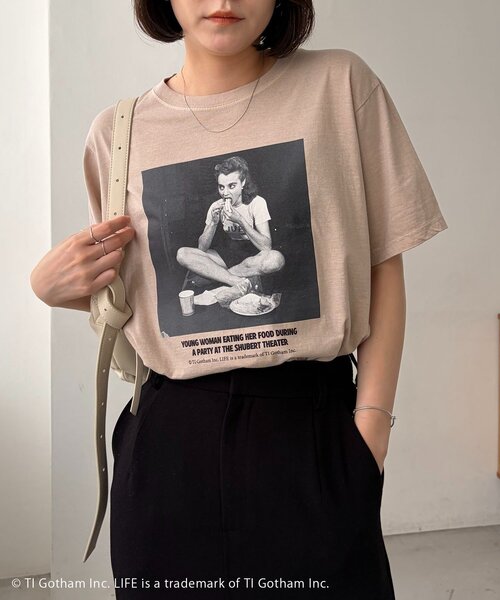 CAPRICIEUX LE'MAGE(カプリシューレマージュ)の「〈GOOD ROCK SPEED〉EATING PHOTO Tシャツ(Tシャツ/カットソー・レディース・ライトベージュ・FREE)」の5枚目の写真