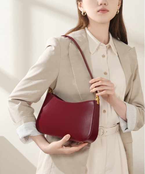 NiiNa（ニーナ）の「【 NiiNa / ニーナ 】高品質牛革グロッシーカーブショルダーバッグ（ショルダーバッグ・レディース・ホワイト/ブラック/ブラウン/レッド・FREE）」の4枚目の写真