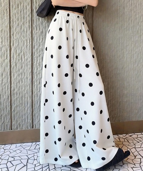 ＆soiree（アンドソワレ）の「ドット柄イージーワイドストレートパンツ（その他パンツ・レディース・ホワイト・MEDIUM/LARGE/X-LARGE/SMALL）」の2枚目の写真