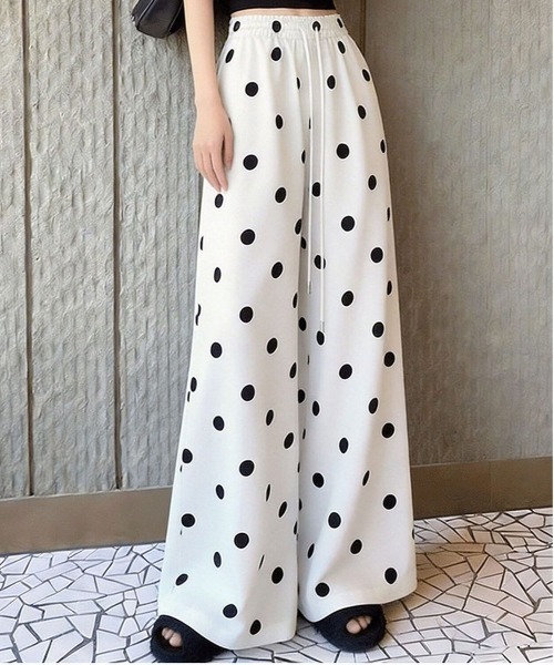 ＆soiree（アンドソワレ）の「ドット柄イージーワイドストレートパンツ（その他パンツ・レディース・ホワイト・MEDIUM/LARGE/X-LARGE/SMALL）」の3枚目の写真