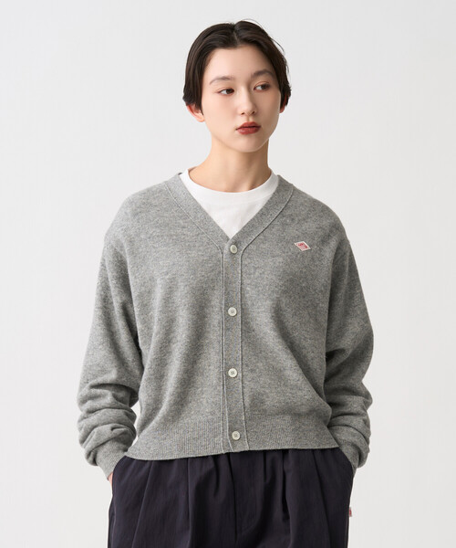 DANTON(ダントン)の「Women's Lambswool V-Neck Knit Cardigan(ニット/セーター・レディース・ダークグレー/ブラウン系その他2/ブラウン/ブラック/イエロー/オフホワイト/レッド/ライトブルー/オートミール/ピンク/ライトグレー・38/36)」の4枚目の写真