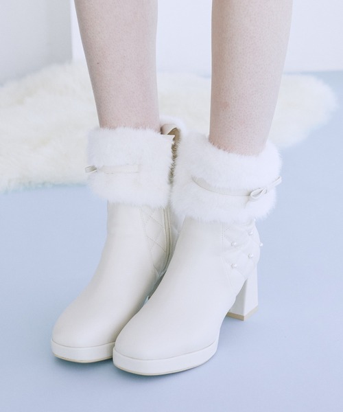 Maison de FLEUR(メゾンドフルール)の「パールキルティング3Wayショートブーツ(ブーツ・レディース・ブラック/ホワイト系その他2・S/L/M)」の1枚目の写真
