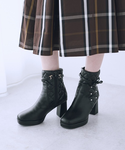 Maison de FLEUR(メゾンドフルール)の「パールキルティング3Wayショートブーツ(ブーツ・レディース・ブラック/ホワイト系その他2・S/L/M)」の7枚目の写真
