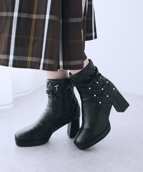 Maison de FLEUR(メゾンドフルール)の「パールキルティング3Wayショートブーツ(ブーツ・レディース・ブラック/ホワイト系その他2・S/L/M)」の8枚目の写真