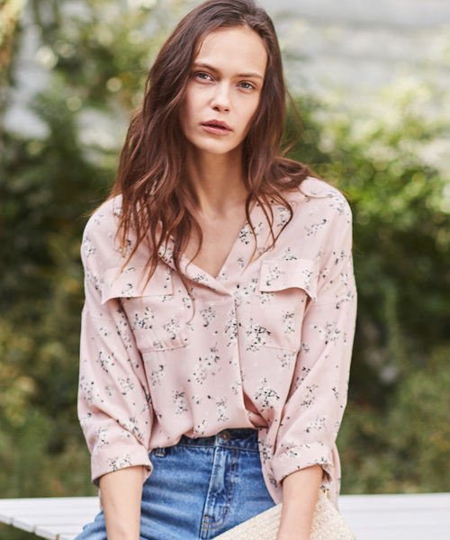 FREE'S MART（フリーズマート）の「とろみ小花柄スキッパーシャツ（シャツ/ブラウス・レディース・ピンク/ネイビー/ホワイト・FREE）」の3枚目の写真