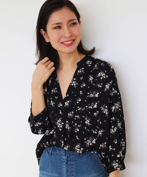 FREE'S MART（フリーズマート）の「とろみ小花柄スキッパーシャツ（シャツ/ブラウス・レディース・ピンク/ネイビー/ホワイト・FREE）」の4枚目の写真