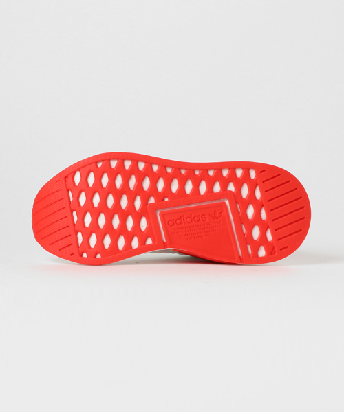 adidas Originals（アディダスオリジナルス）の「オリジナルス エヌエムディー[NMD_R2]（スニーカー・メンズ・ブラック×レッド/ホワイト×レッド・29.0cm/23.5cm/24.5cm/25.5cm/28.0cm/28.5cm/26.0cm/24.0cm/27.0cm/25.0cm/23.0cm/30.0cm/22.5cm/29.5cm/26.5cm/22.0cm/27.5cm）」の5枚目の写真