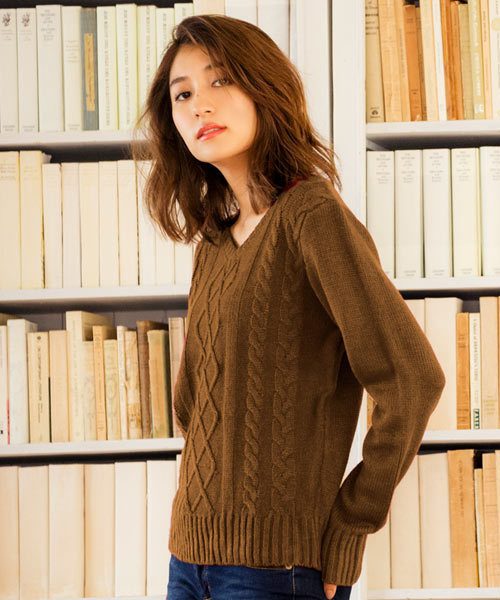 KOBE LETTUCE（コウベレタス）の「大人カワイイほっこりニット登場★選べる2Type！[VorUネック]アラン編みケーブルニットトップス/レディースセーター/長袖/神戸レタス[C2672]（ニット/セーター・レディース・イエロー系その他3/グレー系その他/レッド系その他2/キャメル/ピンク系その他2/ブラック系その他/ボルドー/イエロー系その他2/ピンクベージュ/ブラック/グレー系その他2/オフホワイト/ネイビー/グリーン系その他2/マスタード/ホワイト系その他2/ブルー系その他2/レッド/レッド系その他3/モスグリーン/ブルー系その他3/ブルー系その他4・FREE）」の14枚目の写真