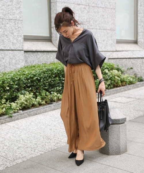 laboratory work（ラボラトリーワーク）の「サテンギャザーパンツ（その他パンツ・レディース・ブラウン/ネイビー/イエロー・MEDIUM）」の4枚目の写真