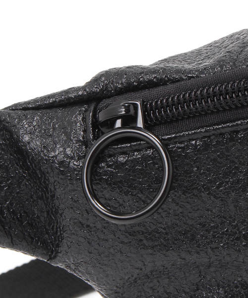 WHO'S WHO gallery(フーズフーギャラリー)の「メタリックボディBAG(ボディバッグ/ウエストポーチ・レディース・ブラック/シルバー・FREE)」の8枚目の写真