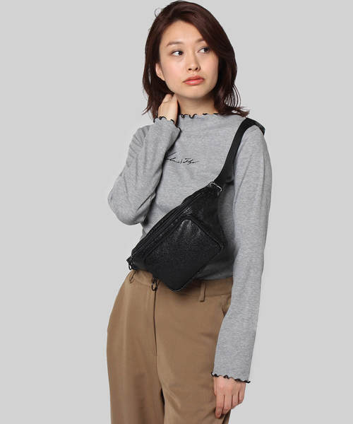 WHO'S WHO gallery(フーズフーギャラリー)の「メタリックボディBAG(ボディバッグ/ウエストポーチ・レディース・ブラック/シルバー・FREE)」の3枚目の写真