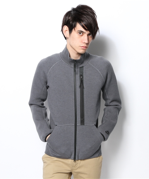 NIKE(ナイキ)の「ナイキ テックフリース トラックジャケット AS NIKE TECH TRACK JACKET-3MM(スウェット・メンズ・ブラック/レッド・SMALL)」の2枚目の写真