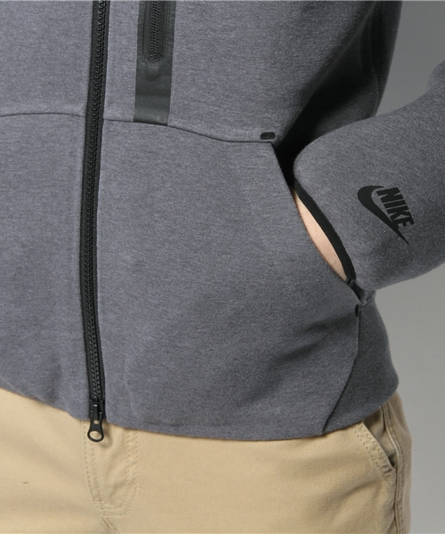 NIKE(ナイキ)の「ナイキ テックフリース トラックジャケット AS NIKE TECH TRACK JACKET-3MM(スウェット・メンズ・ブラック/レッド・SMALL)」の11枚目の写真