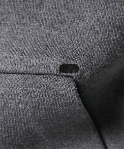 NIKE(ナイキ)の「ナイキ テックフリース トラックジャケット AS NIKE TECH TRACK JACKET-3MM(スウェット・メンズ・ブラック/レッド・SMALL)」の5枚目の写真