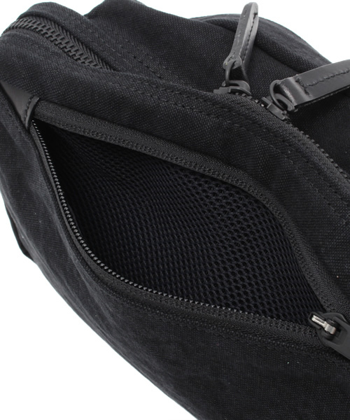 PORTER(ポーター)の「PORTER BRIDGE SHOULDER BAG SMALL <B印 YOSHIDA SELECT>(ショルダーバッグ・メンズ・ブラック/ベージュ/ブルー・ONE SIZE)」の11枚目の写真