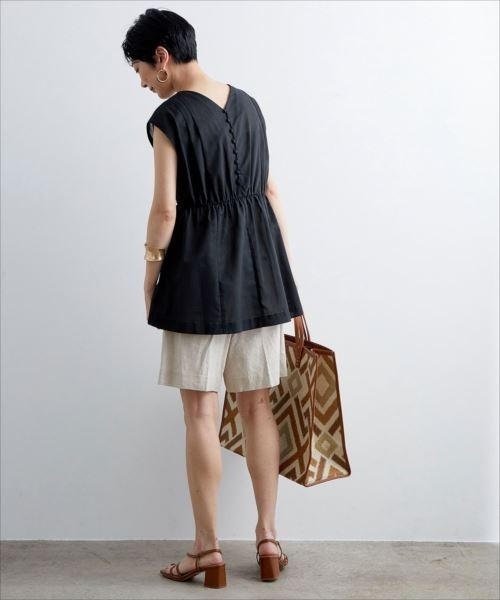 ADAM ET ROPE'（アダムエロペ）の「バック釦ボイルチュニック（シャツ/ブラウス・レディース・ブラック/ワイン/ベージュ系その他2・FREE）」の5枚目の写真