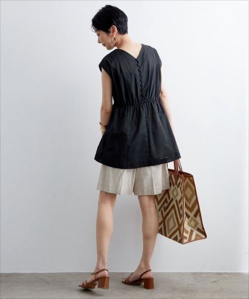 ADAM ET ROPE'（アダムエロペ）の「バック釦ボイルチュニック（シャツ/ブラウス・レディース・ブラック/ワイン/ベージュ系その他2・FREE）」の6枚目の写真