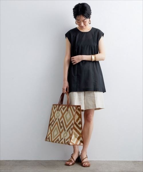 ADAM ET ROPE'（アダムエロペ）の「バック釦ボイルチュニック（シャツ/ブラウス・レディース・ブラック/ワイン/ベージュ系その他2・FREE）」の4枚目の写真