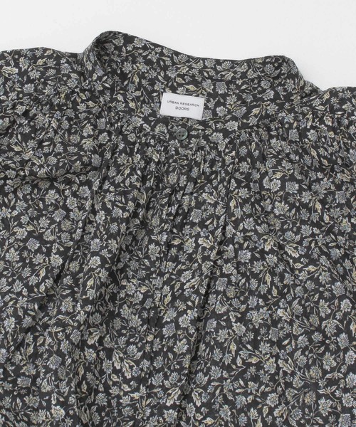 URBAN RESEARCH DOORS（アーバンリサーチドアーズ）の「フラワーギャザーブラウス（シャツ/ブラウス・レディース・ブルー系その他/ブラック・ONE）」の3枚目の写真