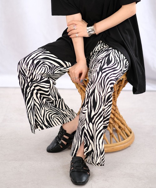 ＡＮＤＪ（アンドジェイ）の「ゼブラ柄フロントスリットイージーパンツ（その他パンツ・レディース・ベージュ/ブラック/テラコッタ・M）」の2枚目の写真