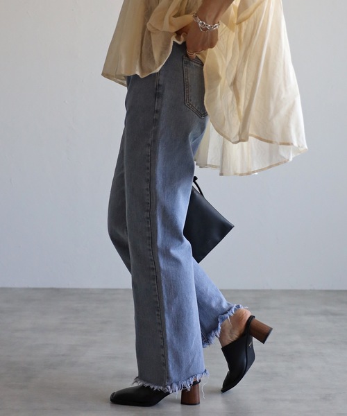 ap retro(アプレトロ)の「キリカエセミフレアデニムパンツ / フリンジデニムパンツ(デニムパンツ・レディース・インディゴブルー/ブルー/サックスブルー・SMALL/MEDIUM/LARGE)」の4枚目の写真