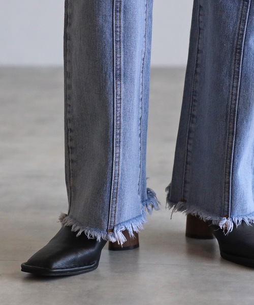 ap retro(アプレトロ)の「キリカエセミフレアデニムパンツ / フリンジデニムパンツ(デニムパンツ・レディース・インディゴブルー/ブルー/サックスブルー・SMALL/MEDIUM/LARGE)」の6枚目の写真