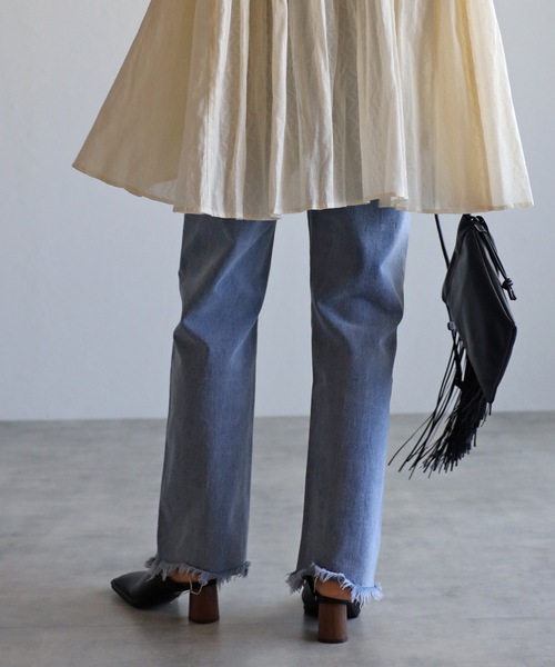 ap retro(アプレトロ)の「キリカエセミフレアデニムパンツ / フリンジデニムパンツ(デニムパンツ・レディース・インディゴブルー/ブルー/サックスブルー・SMALL/MEDIUM/LARGE)」の5枚目の写真