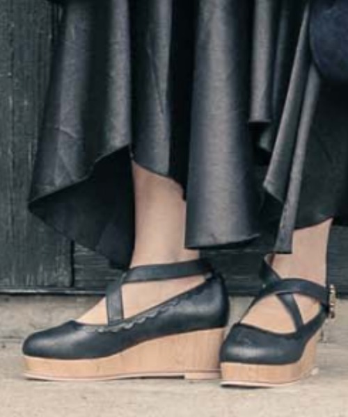 axes femme(アクシーズファム)の「クロスベルトウエッジパンプス(パンプス・レディース・ブラック/ベージュ・MEDIUM/LARGE)」の2枚目の写真