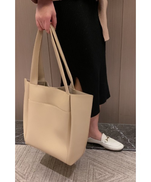 おしゃれスタ(オシャレスタ)の「単色ネオレザー 軽くて大容量シンプルトートバッグ(トートバッグ・レディース・クリーム/ブラウン/ブラック・FREE)」の3枚目の写真