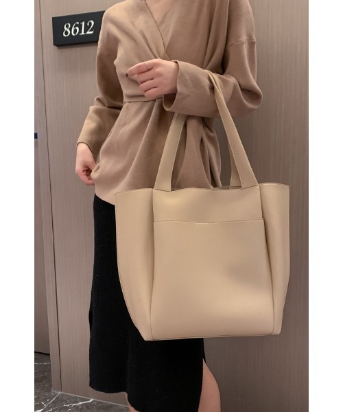 おしゃれスタ(オシャレスタ)の「単色ネオレザー 軽くて大容量シンプルトートバッグ(トートバッグ・レディース・クリーム/ブラウン/ブラック・FREE)」の19枚目の写真