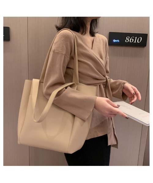 おしゃれスタ(オシャレスタ)の「単色ネオレザー 軽くて大容量シンプルトートバッグ(トートバッグ・レディース・クリーム/ブラウン/ブラック・FREE)」の20枚目の写真