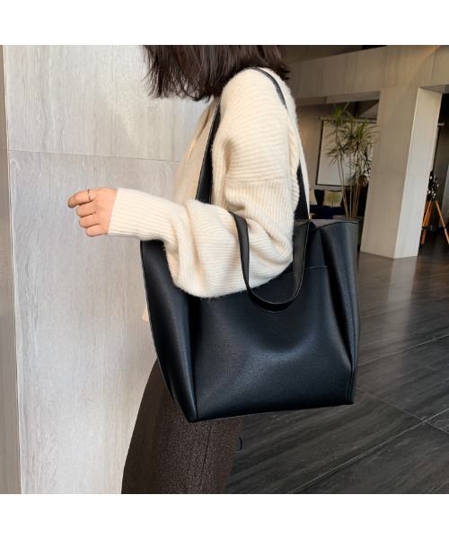 おしゃれスタ(オシャレスタ)の「単色ネオレザー 軽くて大容量シンプルトートバッグ(トートバッグ・レディース・クリーム/ブラウン/ブラック・FREE)」の9枚目の写真