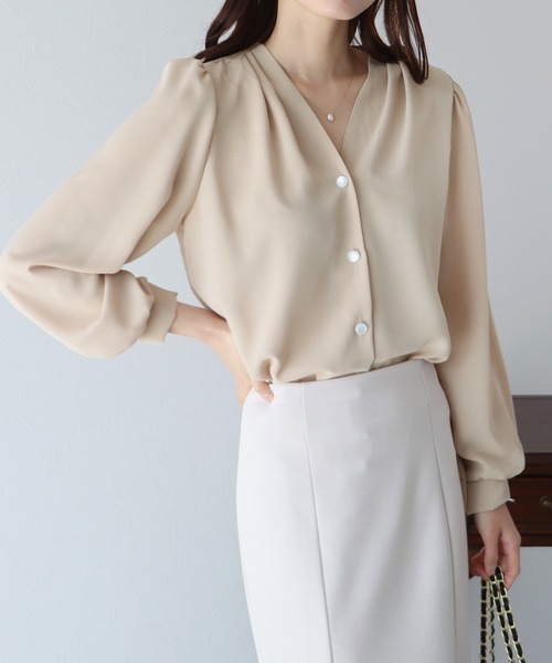 BLUEEAST（ブルーイースト）の「パールドットボタンブラウス（シャツ/ブラウス・レディース・アイボリー/ブラック/ブルー/ホワイト/ベージュ・MEDIUM）」の5枚目の写真