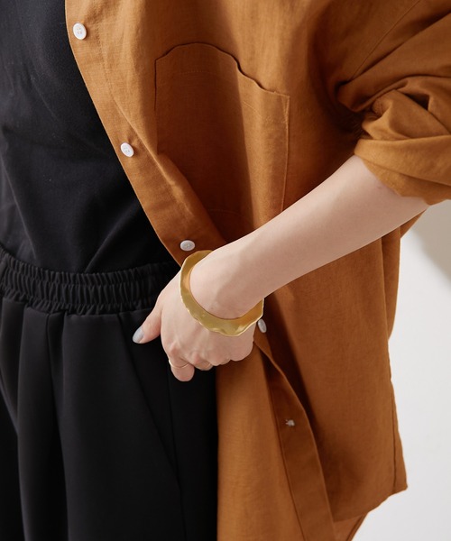 Omekashi（オメカシ）の「ウェーブプレートバングル（ブレスレット・レディース・シルバー/ゴールド・ONE SIZE）」の2枚目の写真