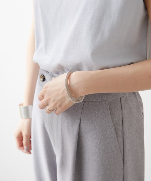 Omekashi（オメカシ）の「ウェーブプレートバングル（ブレスレット・レディース・シルバー/ゴールド・ONE SIZE）」の7枚目の写真