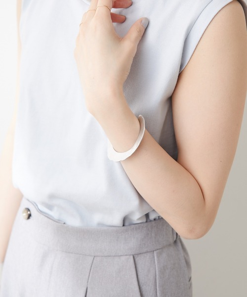 Omekashi（オメカシ）の「ウェーブプレートバングル（ブレスレット・レディース・シルバー/ゴールド・ONE SIZE）」の9枚目の写真