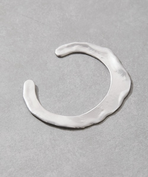 Omekashi（オメカシ）の「ウェーブプレートバングル（ブレスレット・レディース・シルバー/ゴールド・ONE SIZE）」の3枚目の写真
