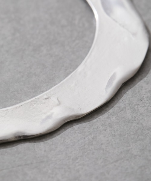 Omekashi（オメカシ）の「ウェーブプレートバングル（ブレスレット・レディース・シルバー/ゴールド・ONE SIZE）」の6枚目の写真