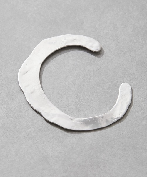 Omekashi（オメカシ）の「ウェーブプレートバングル（ブレスレット・レディース・シルバー/ゴールド・ONE SIZE）」の4枚目の写真