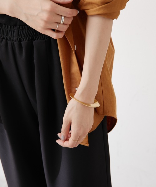 Omekashi（オメカシ）の「ウェーブプレートバングル（ブレスレット・レディース・シルバー/ゴールド・ONE SIZE）」の5枚目の写真