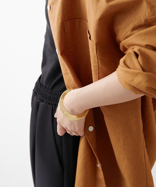 Omekashi（オメカシ）の「ウェーブプレートバングル（ブレスレット・レディース・シルバー/ゴールド・ONE SIZE）」の8枚目の写真