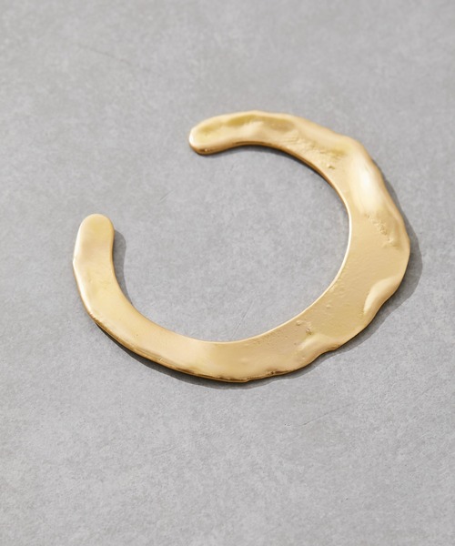 Omekashi（オメカシ）の「ウェーブプレートバングル（ブレスレット・レディース・シルバー/ゴールド・ONE SIZE）」の12枚目の写真