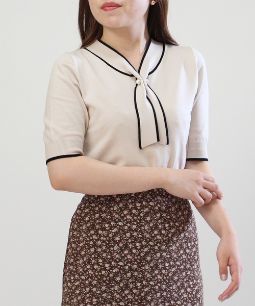 TRUDEA(トルディア)の「配色ボウタイパールピンニット(ニット/セーター・レディース・パープル/ブラック/ラベンダー/ネイビー/ベージュ・MEDIUM/LARGE)」の2枚目の写真
